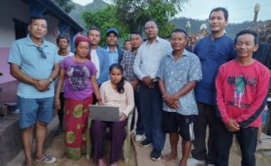 सहयोग जुटाएर दृष्टिविहीन विद्यार्थीलाई ल्यापटप