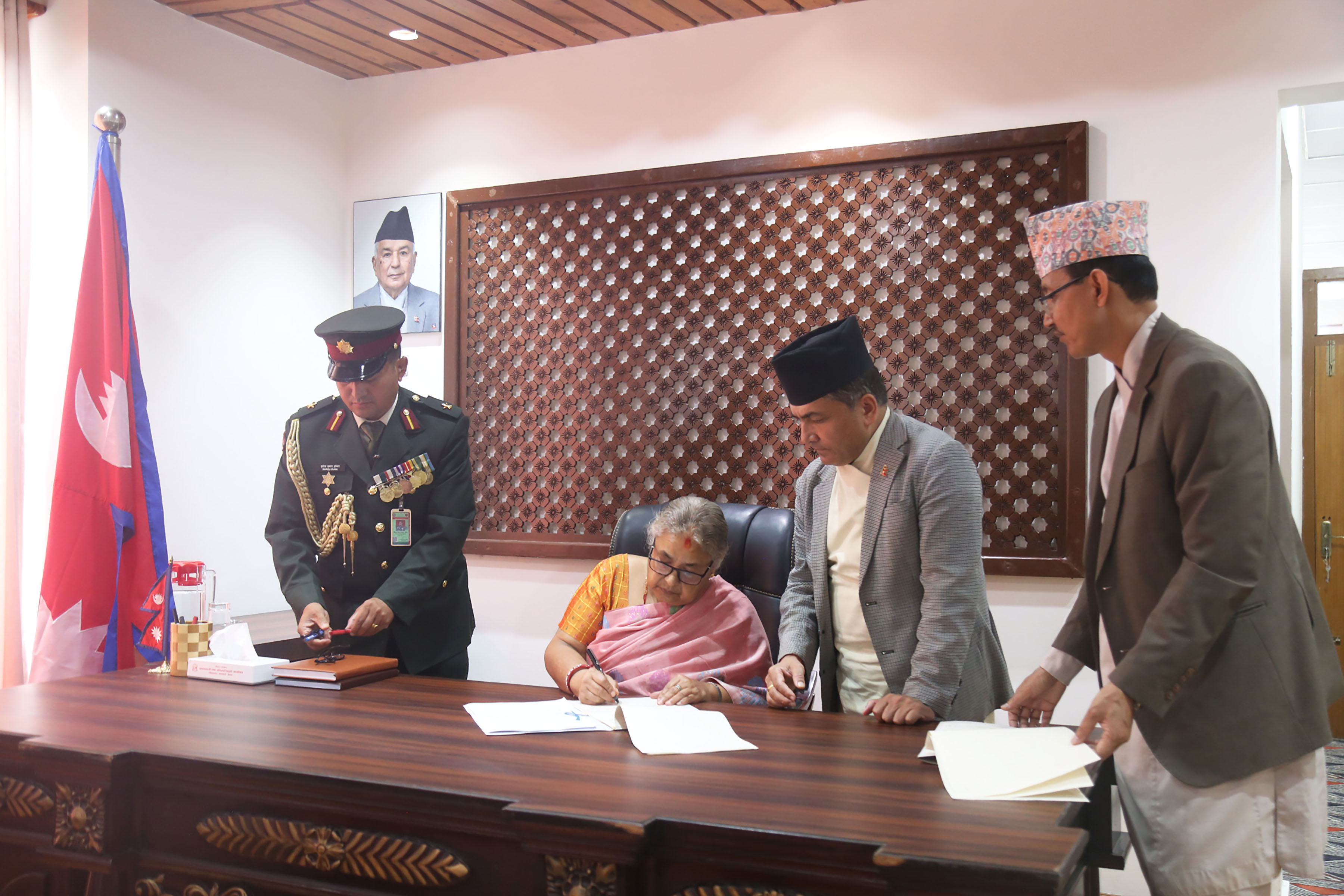 प्रधानमन्त्री कार्कीद्वारा पदबहाली