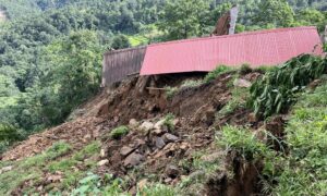 पहिरोले छ घर भत्किए, दश घर उच्च जोखिममा