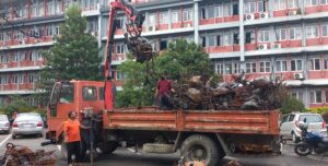 भारी उपकरणको सहयोगमा सिंहदरबार भित्रका जलेका सवारी हटाइँदै