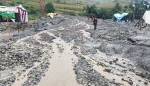 वर्षातमा लोकमार्गका यात्रुलाई सास्तीनै सास्ती