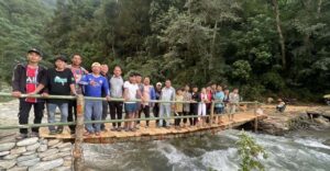 स्थानीयको श्रमदानबाट काठको पुल निर्माण