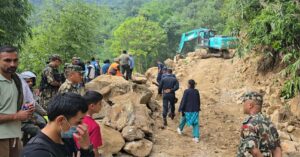 भीषण वर्षापछि गएको पहिरोका कारण अवरुद्ध मेची राजमार्ग अझै खुलेन 