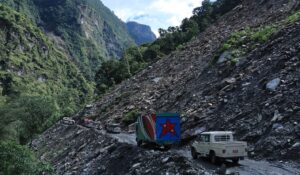 पहिराले बेनी–जोमसोम सडकमा यातायात सेवा प्रभावित