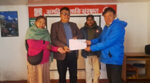 मुस्ताङमा तीन पालिकाका हिउँचितुवा पीडितलाई राहत वितरण