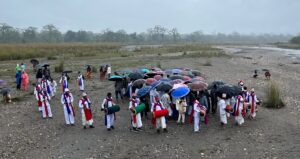 मेडरी नाच सीप युवा पुस्तामा सिकाउँदै पाका