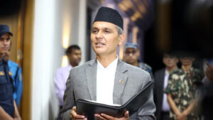 मधेशमा शान्ति कायम गर्न गृहमन्त्रीको सक्रियता : मधेशी र मुस्लिम आयोगका पदाधिकारीसँग छलफल