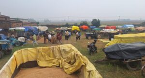 धान बेच्न किसान रातभर लाइनमा, सरकारी खरिद केन्द्रमा भीड