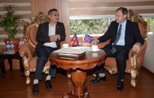 गृहमन्त्री अर्याल र नेपालका लागि बेलायती राजदूतबीच शिष्टाचार भेट