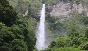 फुङ्फुङ्गे झरना पर्यटकको रोजाइमा पर्दै