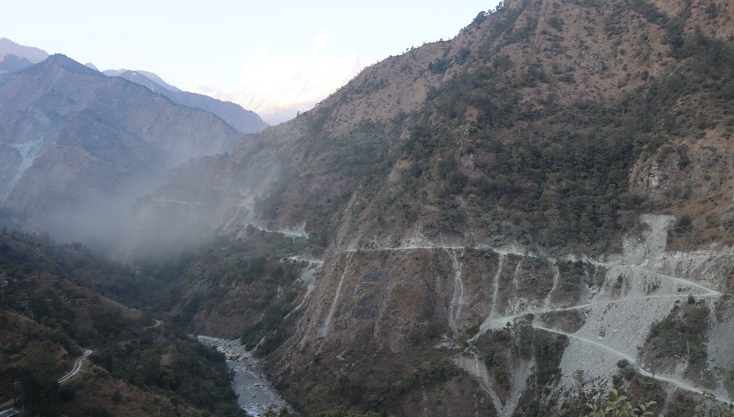 धवलागिरिवासीको गुनासो : ‘हरियाली वनपाखा र हराभरा बगैँचा धुलाम्मे भए’