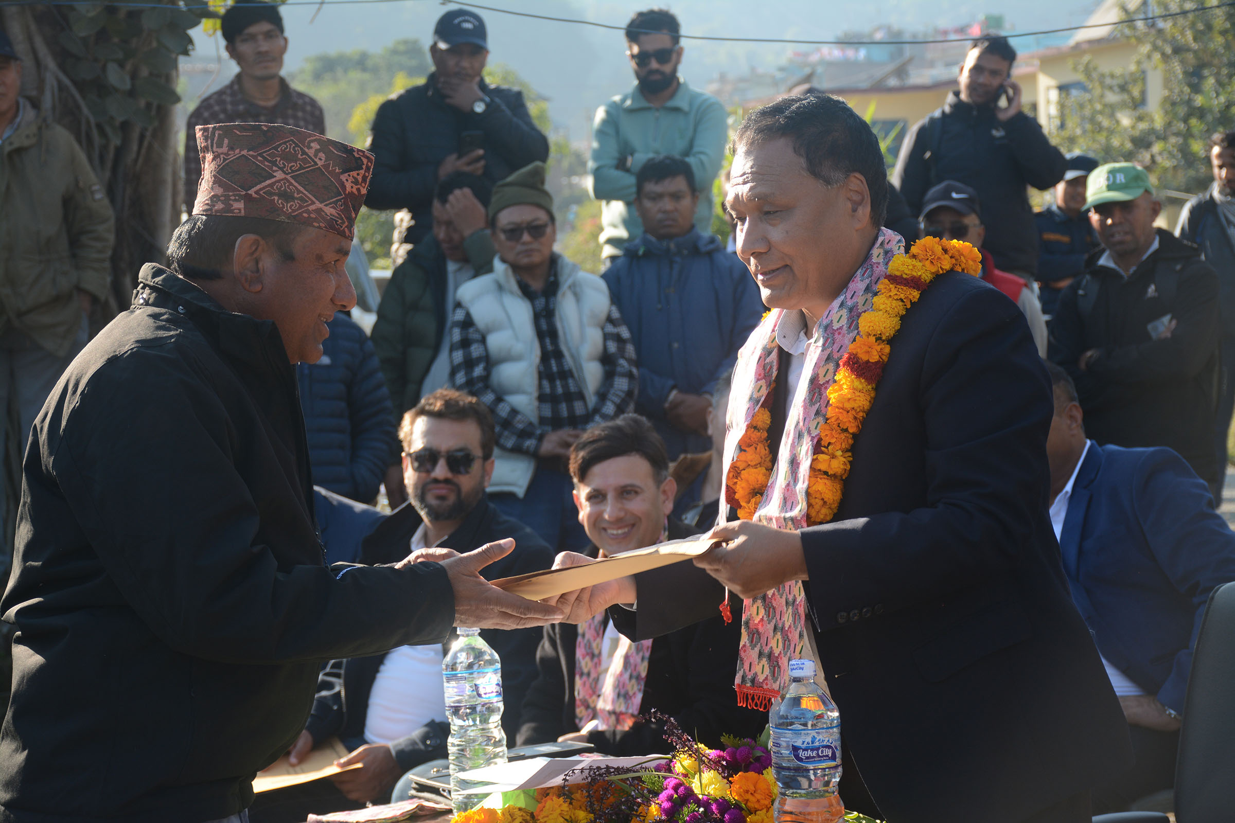 तीन मन्त्रालयको जिम्मा सम्हाल्नुभएका घिसिङलाई ज्ञापनपत्र