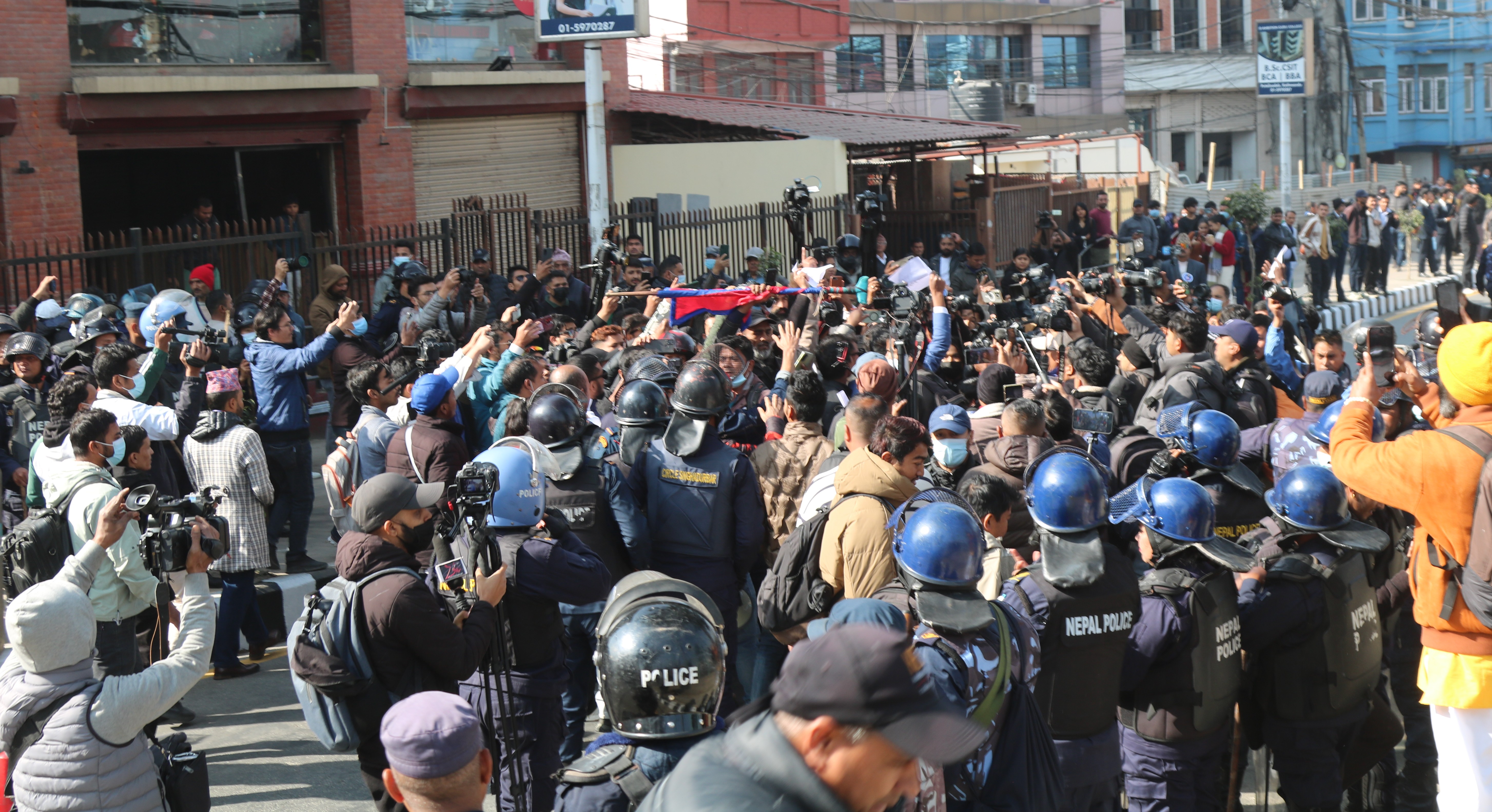 माइतीघर मण्डलामा प्रदर्शनरत आठ जना प्रहरी नियन्त्रणमा