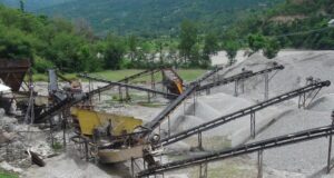 अरुण नदीमा रहेको अवैध क्रसर उद्योग सञ्चालनमा रोक