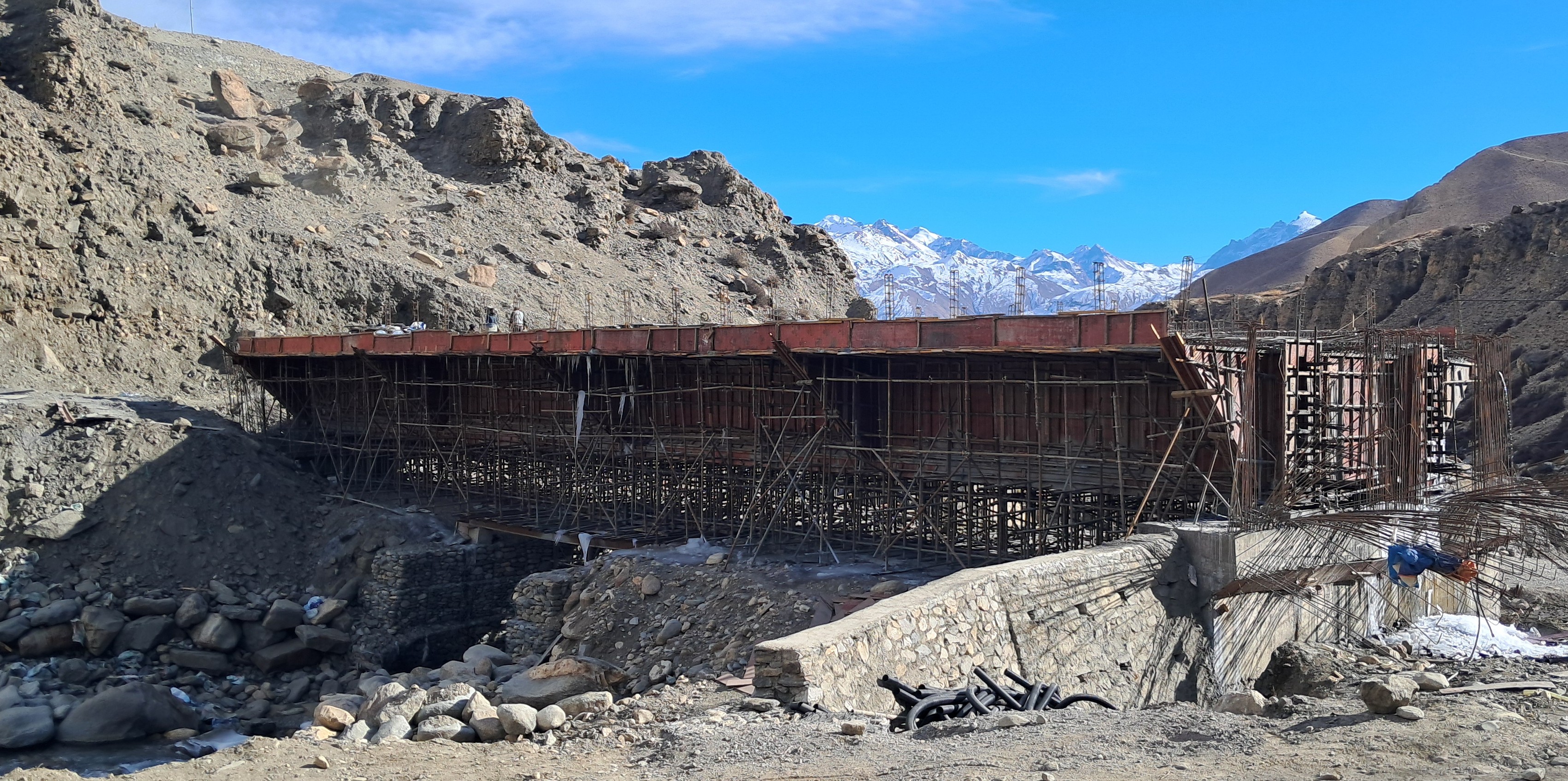 कोरला नाका जोड्ने घमी खोला पुल अन्तिम चरणमा