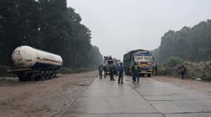 अवरुद्ध महेन्द्र राजमार्ग २४ घण्टापछि सञ्चालन