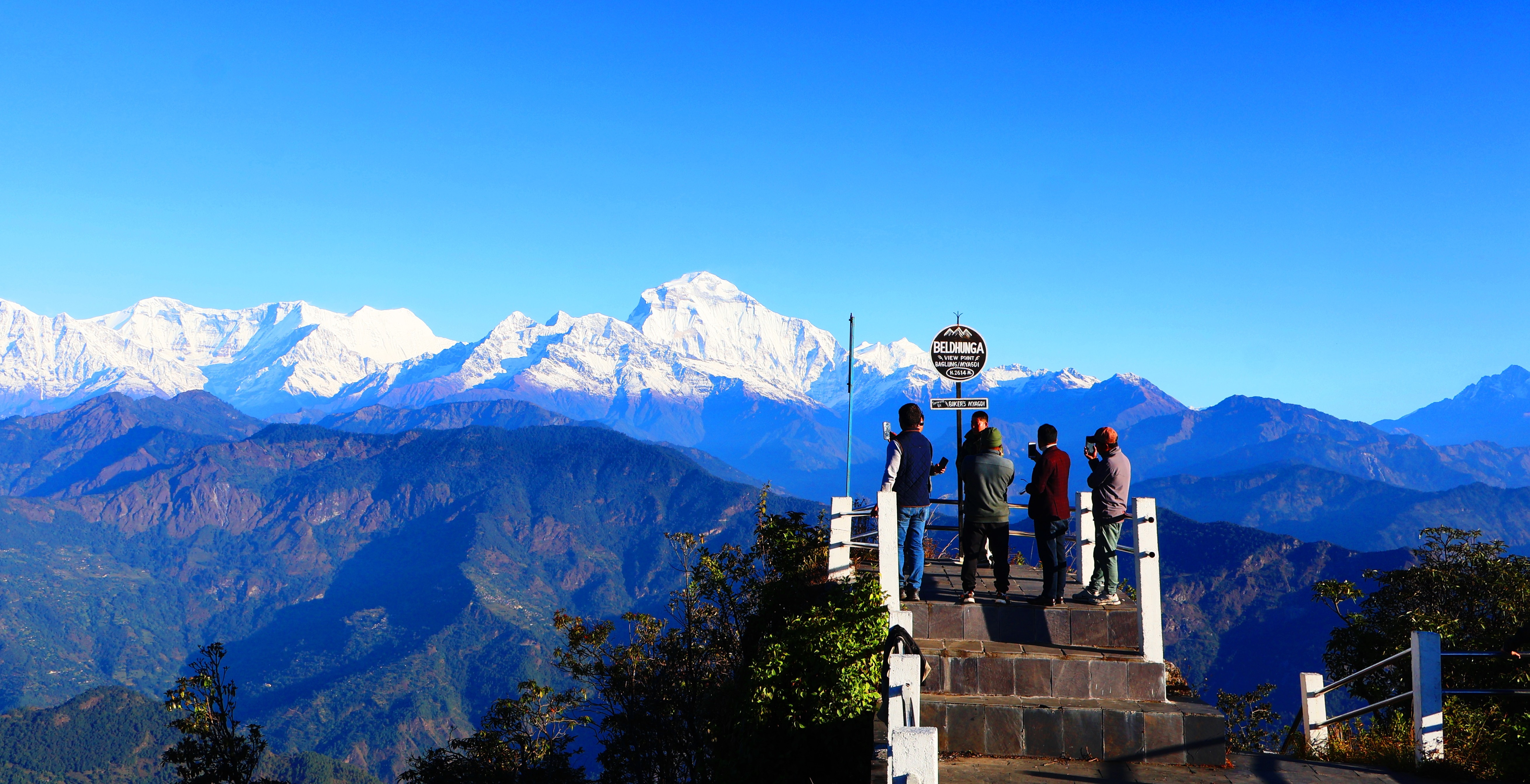 हिमाल हेर्न बेलढुङ्गामा पर्यटक