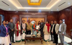 प्रधानमन्त्री कार्कीसँग थारू कल्याणकारिणी सभाको भेट