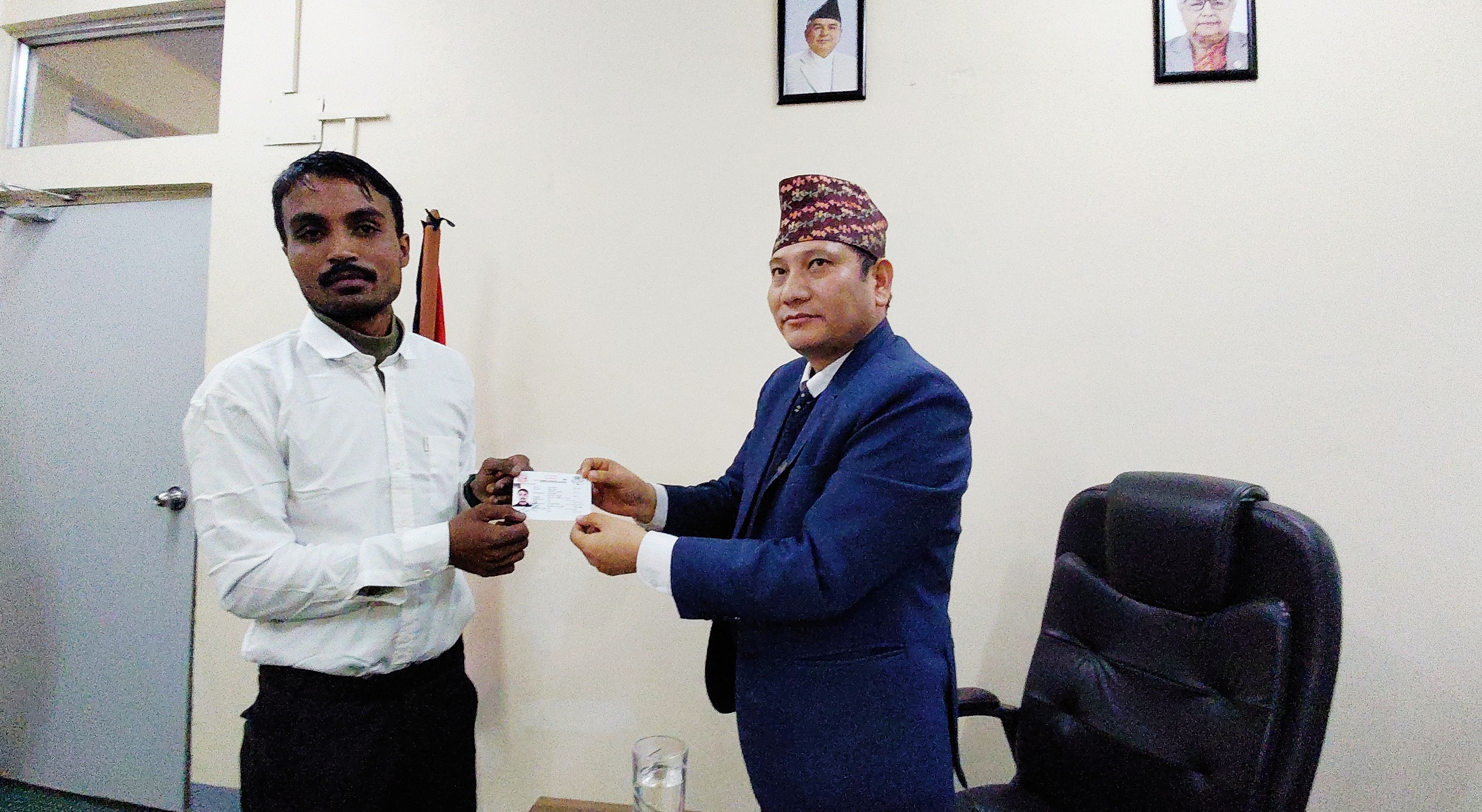 बाँकेमा पहिलो पटक आमाको नामबाट वंशजको नागरिकता जारी