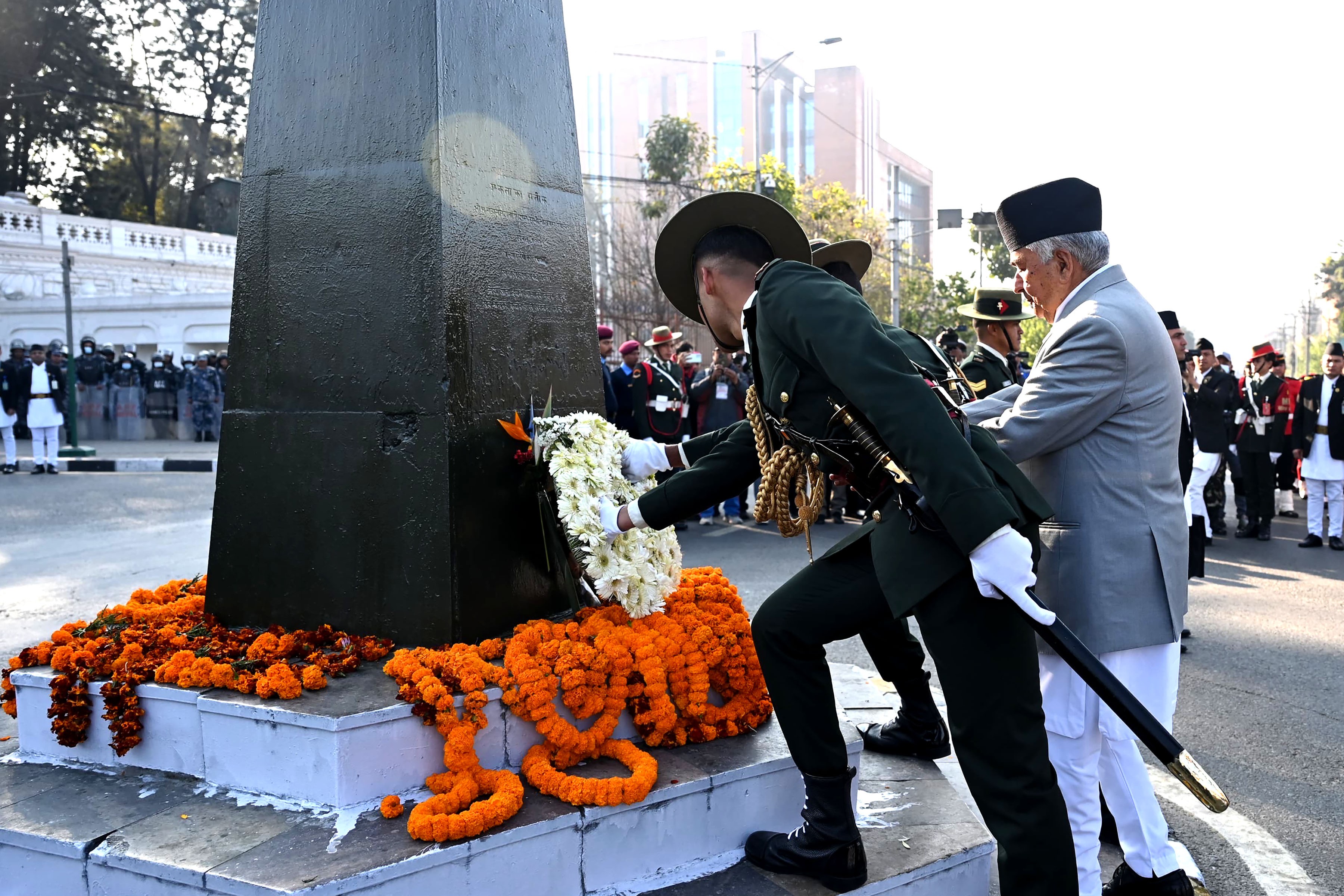 राष्ट्रपतिद्वारा राष्ट्र निर्माताको सालिकमा पुष्पहार अर्पण