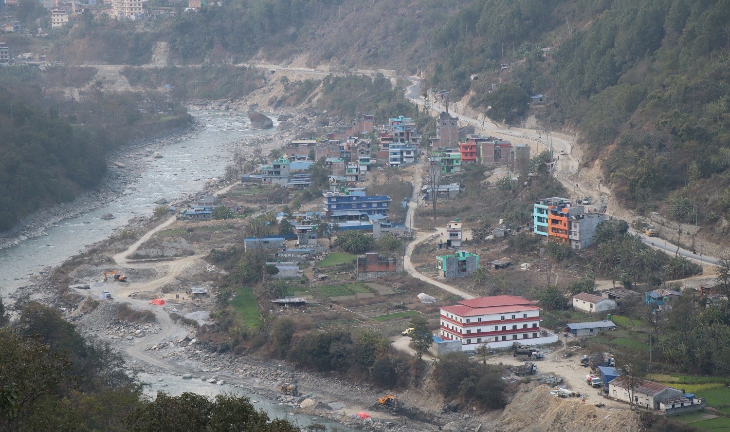 लामाखेतमा धमाधम नदी नियन्त्रणको काम हुँदै