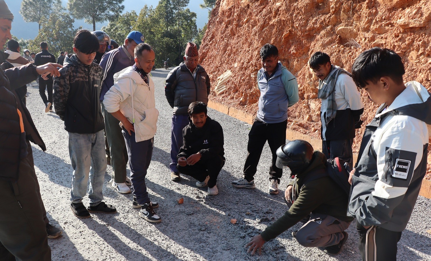 ‘बिटुमिन’ जम्न नपाउँदा कालोपत्र भएको सडक भत्कियो, सुधार गर्ने प्रतिबद्धता