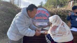 दुर्गम क्षेत्रका ज्येष्ठ नागरिकको घरदैलोमै भत्तासँगै न्यानो कपडा