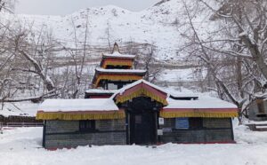 हिमपातपछि मुक्तिनाथ मन्दिर परिसर सुनसान, कागबेनीमै रोकिए दर्शनार्थी