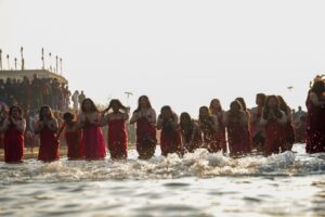 स्वस्थानी ब्रतका ब्रतालुहरूद्वारा त्रिवेणी नदीमा स्नान (तस्बिरहरू)