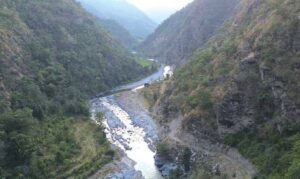 दूरीको दिक्तेल–रेग्मीटार सडक: घर्तीभिरको चट्टान फुटाउन थालियो