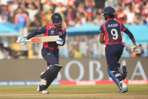 विश्वकप क्रिकेटः इङ्ल्यान्डविरुद्ध १८५ रनको लक्ष्य पछ्याएको नेपालको पावरप्लेमा मध्यम सुरुआत