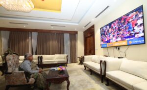 विश्वकप क्रिकेटः १८५ रनको लक्ष्य पछ्याउँदै नेपाल, खेल हेर्दै प्रधानमन्त्री