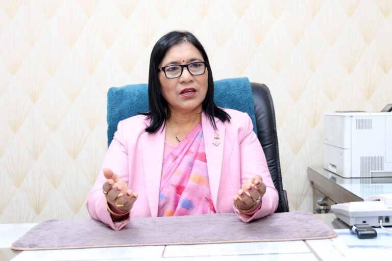 स्वास्थ्य स्वयंसेविका मार्फत दिइएको मतदाता शिक्षा प्रभावकारी देखिएको छः निर्वाचन आयुक्त डा तुलाधर