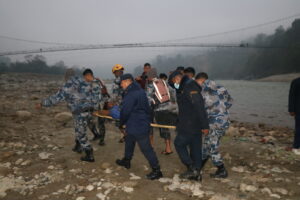 बसभित्र च्यापिएका घाइतेको पाँच घण्टापछि जीवितै उद्धार