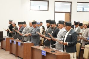७ तस्वीरमा हेर्नुहाेस् नवनिर्वाचित सांसदकाे शपथ