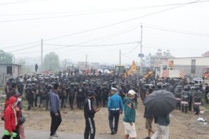 मनोहराको सुकुम्बासी बस्ती हटाउन सुरक्षाकर्मीको ठूलो टोलीसहित पुग्यो डोजर