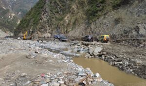 बिपी राजमार्गको रोशी क्षेत्रमा सवारी आवागमन बन्द