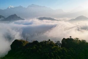 जलजलामा हिमाल र बादलको लुकामारी