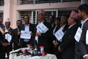 प्रधानन्यायाधीश सिफारिसको विरोधमा बार एसोसिएसनले निकाल्यो लालटिन जुलुस