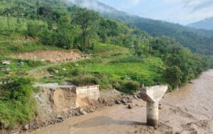 बाढीपहिरोले चार परिवार विस्थापित, जलविद्युत् आयोजनामा क्षति