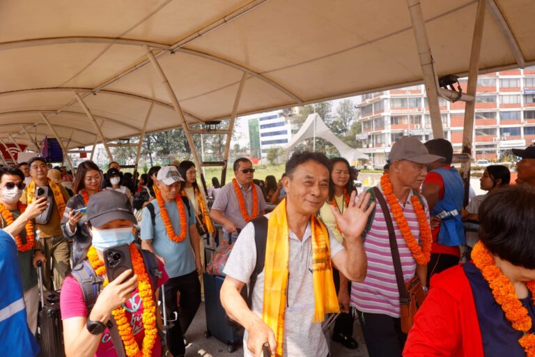 शेन्जेनबाट एकैदिन आए १७५ चिनियाँ पर्यटक (तस्वीरहरू)