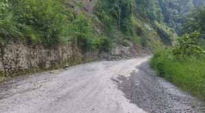 आजदेखि बेँसीसहर-चामे र मध्यपहाडी लोकमार्गमा सवारी सञ्चालनमा रोक