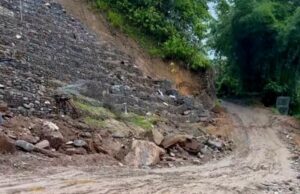 मेची राजमार्गको राजदुवाली खण्ड भासियो, यातायात अवरुद्ध