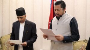 ऊर्जामन्त्रीसमक्ष विद्युत् नियमन आयोगका नवनियुक्त पदाधिकारीको शपथ