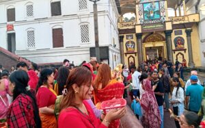 साउनको पहिलो सोमबार, पशुपतिनाथमा बिहानैदेखि दर्शनार्थीको घुइँचो