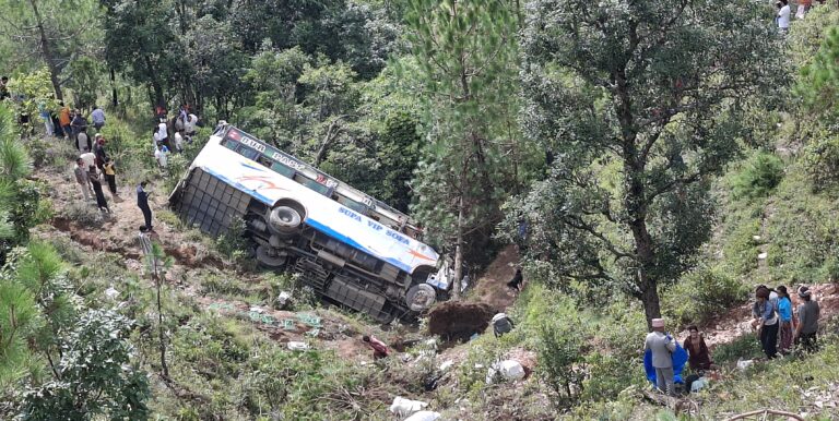 बैतडीमा बस दुर्घटना हुँदा १७ जना घाइते