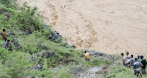 कर्णालीमा खसेको गाडीमा १४ जना सवार रहेको अनुमान