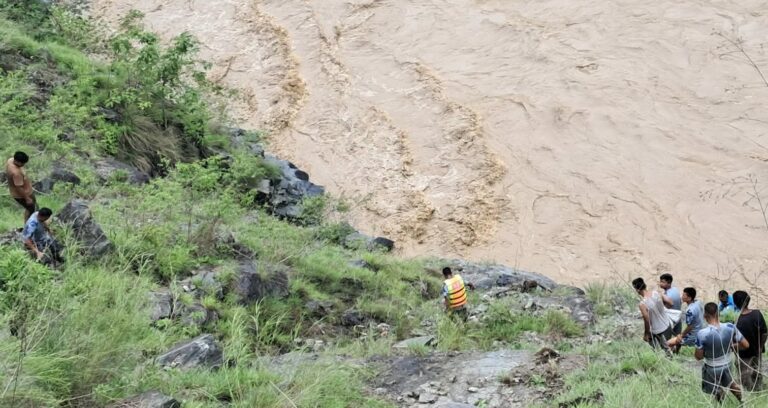 कर्णालीमा खसेको गाडीमा १४ जना सवार रहेको अनुमान
