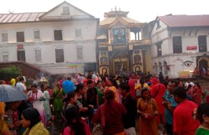 साउनको दोस्रो सोमबार : पशुपतिनाथमा बिहानैदेखि भक्तजनको लर्को